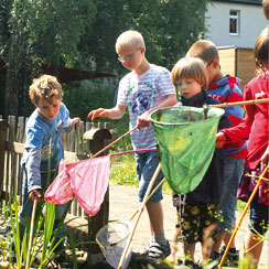 Jungs beim Erforschen eines Baches